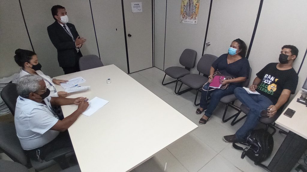 Comissão Eleitoral (à esquerda) e fiscais representantes das duas chapas no ato de conferência de votos.