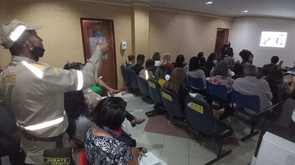 Servidores esclareceram dúvidas durante o encontro.