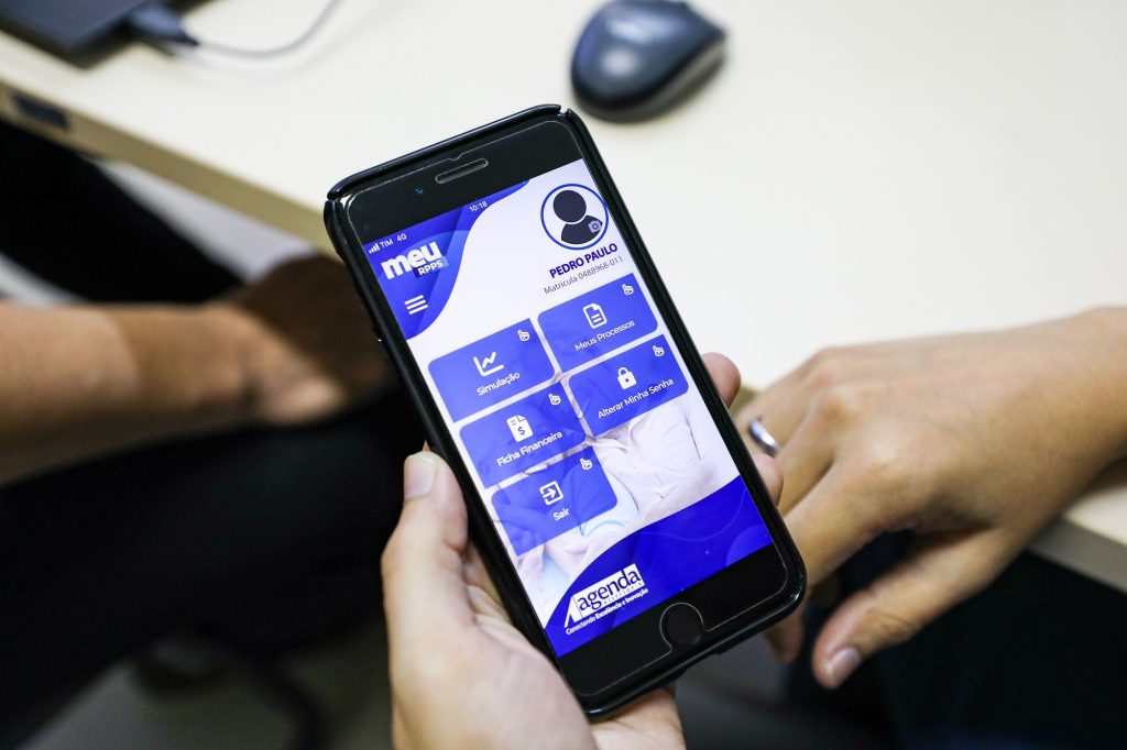 O aplicativo de celular possibilita acesso a diversos serviços online aos servidores municipais efetivos e aos aposentados e pensionistas beneficiários do Regime Próprio de Previdência Social (RPPS).