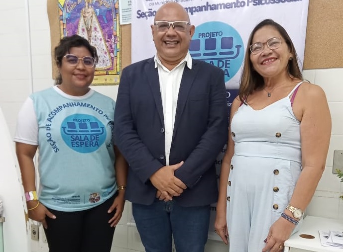 As assistentes sociais Andrea Nascimento e Heloisa Pinto com Pedro Cavalero.