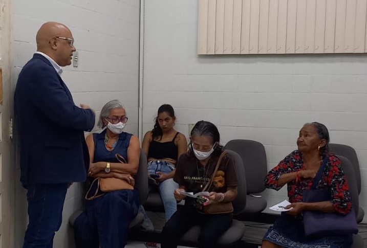 Conselheiro Pedro Cavalero dialoga com segurados e beneficiários da Previdência de Belém.