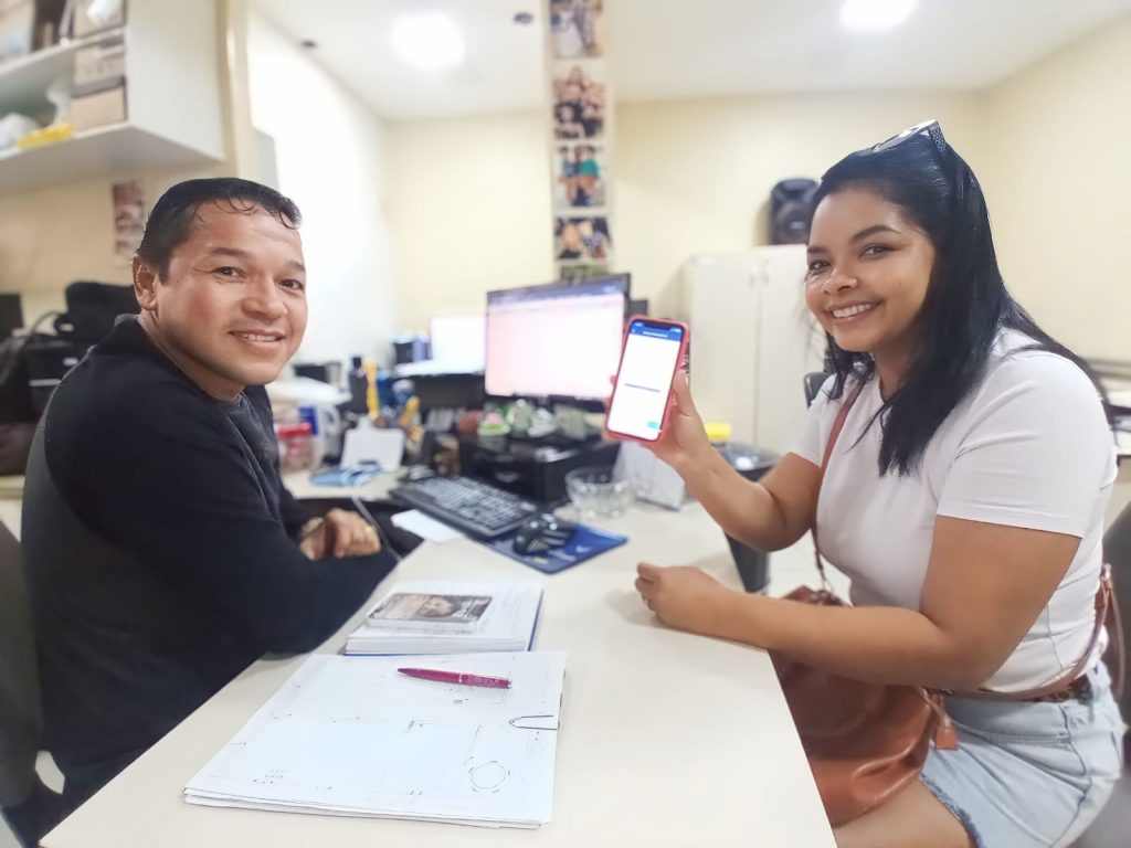 Dhony Vale em atendimento à servidora Keithe Oliveira para atualização de aplicativo.