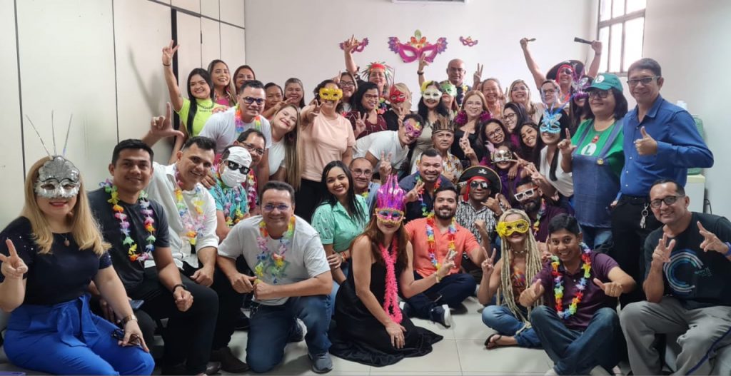 Servidores e servidoras em celebração do Carnaval