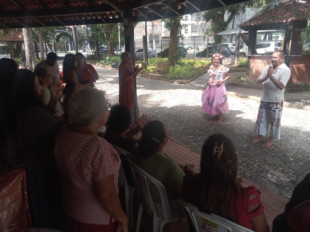 A aposentada Conceição Macedo deu um show de danças regionais